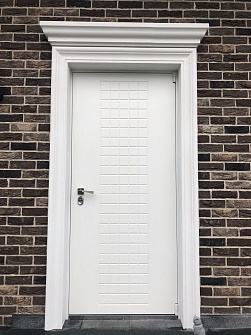 Белая термо-дверь с фрезерованной корабельной фанерой
