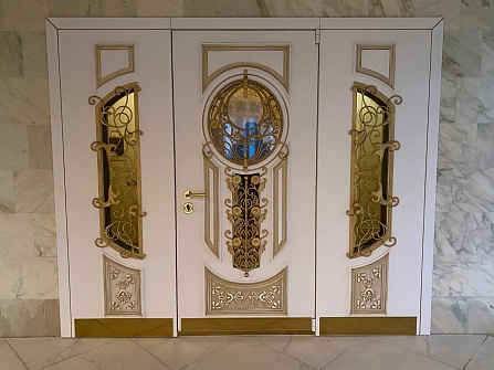 Белая элитная остекленная входная дверь с МДФ облицовкой