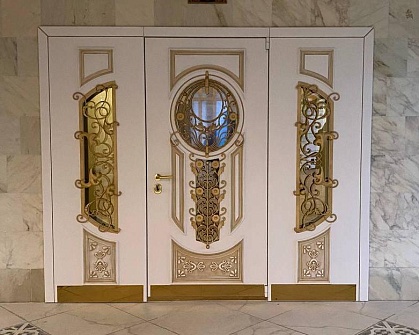 Парадная дверь с двумя импостами, украшенная витражами и ковкой - готовая работа №18 от Enter