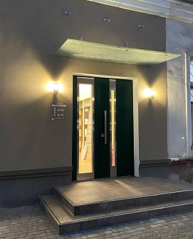 Зеленая остекленная входная дверь с МДФ облицовкой