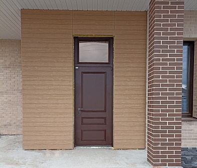 Коричневая входная дверь в дом с остекленной фрамугой - готовая работа №2 от Enter