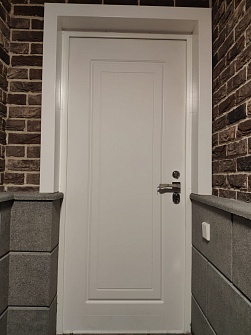 Белая глухая входная дверь с МДФ облицовкой - пример №16 от компании Enter