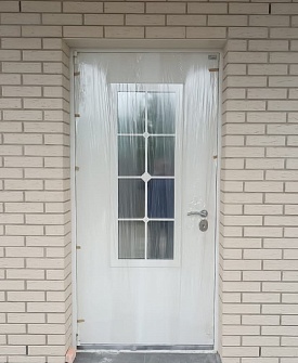 Светлая входная дверь со стеклом в коттедж